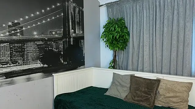 MilaYumi online show from 11-13-25, 07:07