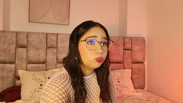 Snapshot of LiaraBloom chatting on 10-16-25, 01:01 LiaraBloom online show from 10-16-25, 01:01