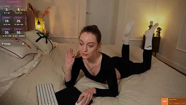 SophieBelll online show from 12-17-25, 12:00