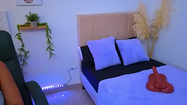 pequitasmedusa9 online show from 10-22-25, 04:40