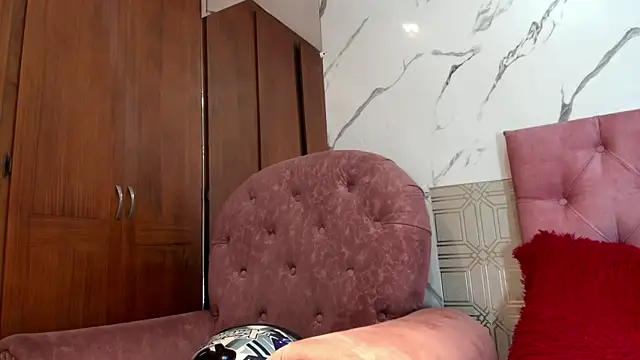 Snapshot of violett__rousee chatting on 12-17-25, 04:24 violett rousee online show from 12-17-25, 04:24