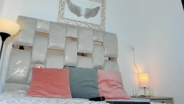 Nyra 18 online show from 11-20-25, 02:01