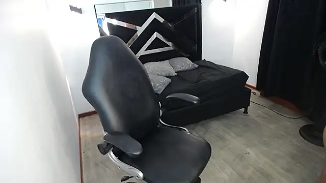 MarianaRojas  online show from 04-11-26, 03:55