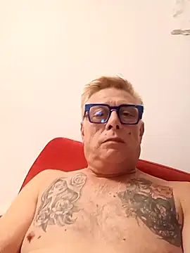 Snapshot of Andyrsdick chatting on 10-04-25, 09:46 Andyrsdick online show from 10-04-25, 09:46