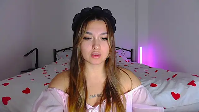 Snapshot of YourEmily_xx chatting on 10-14-25, 10:27 YourEmily xx online show from 10-14-25, 10:27