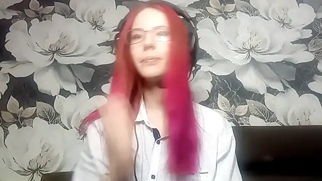 Snapshot of LiaCusson chatting on 10-13-25, 06:41 LiaCusson online show from 10-13-25, 06:41