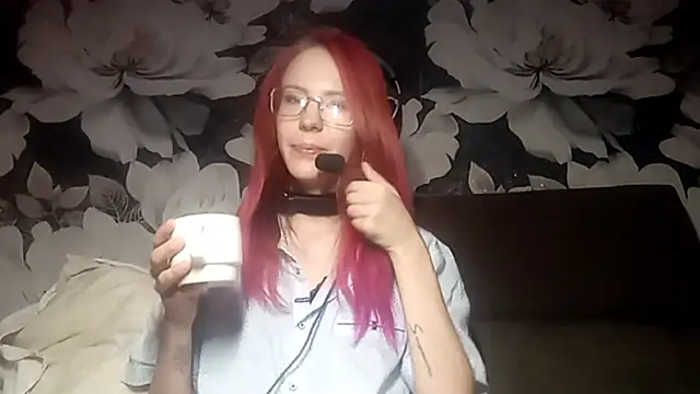 Snapshot of LiaCusson chatting on 10-14-25, 05:36 LiaCusson online show from 10-14-25, 05:36