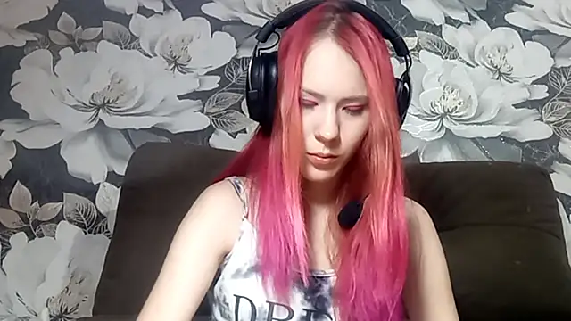 Snapshot of LiaCusson chatting on 10-20-25, 05:35 LiaCusson online show from 10-20-25, 05:35