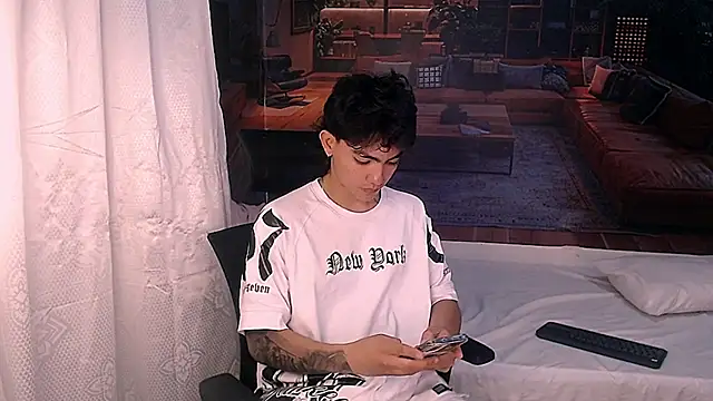 Snapshot of RomeoMillerr chatting on 12-19-25, 07:21 RomeoMillerr online show from 12-19-25, 07:21