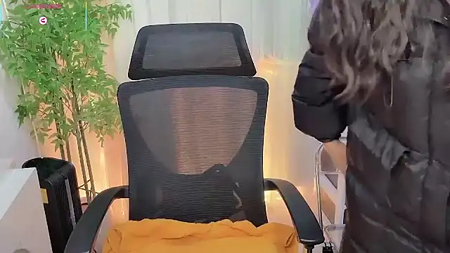 Snapshot of NEWONETO chatting on 02-09-26, 12:20 NEWONETO online show from 02-09-26, 12:20