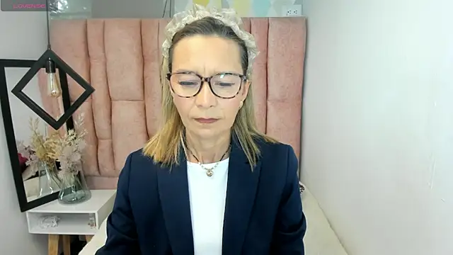 Issa Milf   online show from 05-28-26, 01:08