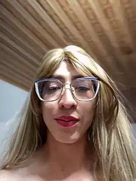 Snapshot of NICOLLE__12 chatting on 12-15-25, 04:22 NICOLLE 12 online show from 12-15-25, 04:22