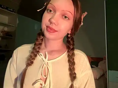 Snapshot of EmiIyKitty chatting on 10-19-25, 07:47 EmiIyKitty online show from 10-19-25, 07:47
