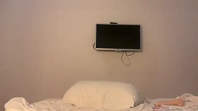 realrockybee1 online show from 11-08-25, 12:00