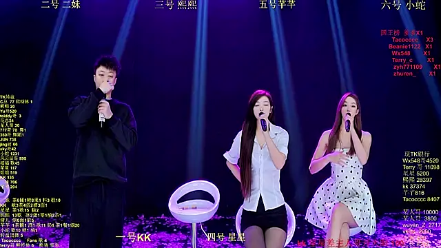 Snapshot of Comebaby-007 chatting on 12-19-25, 01:23 Comebaby-007 online show from 12-19-25, 01:23