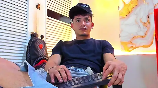 Snapshot of daniscot chatting on 11-28-25, 04:04 daniscot online show from 11-28-25, 04:04