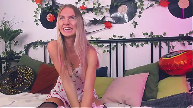 Snapshot of SerenaCrystall chatting on 10-29-25, 11:01 SerenaCrystall online show from 10-29-25, 11:01