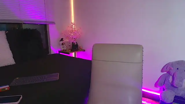 Snapshot of Sussyroxxx chatting on 06-19-26, 02:05 Sussyroxxx online show from 06-19-26, 02:05