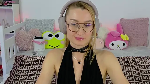 Snapshot of MysticRoxanne chatting on 11-18-25, 06:34 MysticRoxanne online show from 11-18-25, 06:34