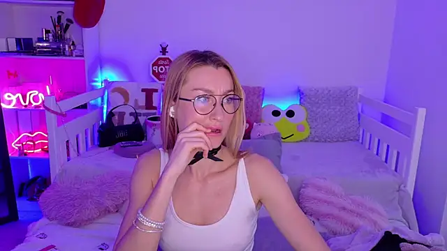 Snapshot of MysticRoxanne chatting on 12-03-25, 07:27 MysticRoxanne online show from 12-03-25, 07:27