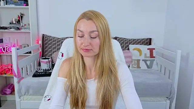 Snapshot of MysticRoxanne chatting on 12-21-25, 10:44 MysticRoxanne online show from 12-21-25, 10:44