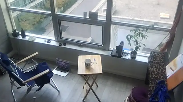 Snapshot of tia___fox chatting on 10-29-25, 08:21 tia fox online show from 10-29-25, 08:21