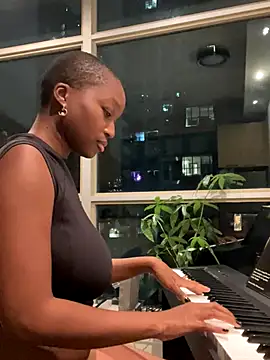 Snapshot of tia___fox chatting on 10-31-25, 07:09 tia fox online show from 10-31-25, 07:09