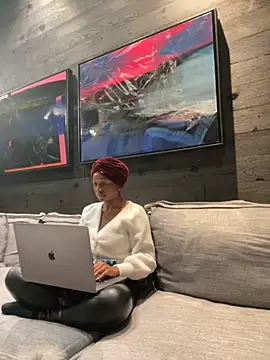 Snapshot of tia___fox chatting on 11-08-25, 10:15 tia fox online show from 11-08-25, 10:15