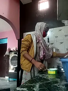 Snapshot of Pihu-56 chatting on 11-18-25, 04:06 Pihu-56 online show from 11-18-25, 04:06