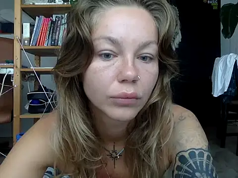 Snapshot of MiraLuna chatting on 09-30-25, 07:57 MiraLuna online show from 09-30-25, 07:57