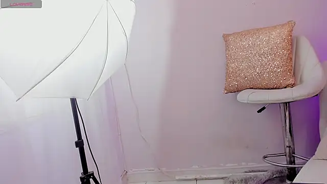 Snapshot of niky_love21 chatting on 10-22-25, 10:20 niky love21 online show from 10-22-25, 10:20