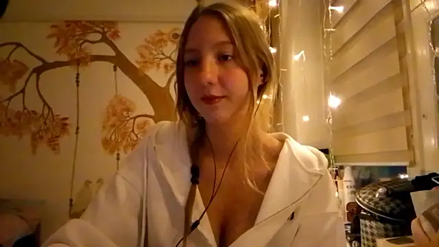 Snapshot of CarynFlaryn chatting on 10-13-25, 04:01 CarynFlaryn online show from 10-13-25, 04:01