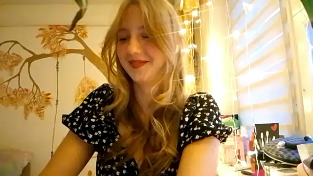 Snapshot of CarynFlaryn chatting on 10-15-25, 04:34 CarynFlaryn online show from 10-15-25, 04:34