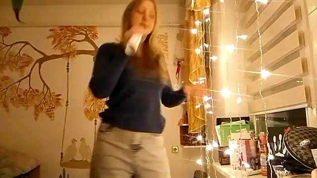 Snapshot of CarynFlaryn chatting on 10-15-25, 05:24 CarynFlaryn online show from 10-15-25, 05:24