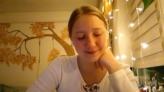 Snapshot of CarynFlaryn chatting on 10-25-25, 03:03 CarynFlaryn online show from 10-25-25, 03:03