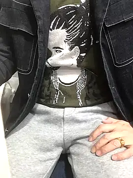 Snapshot of chougegg0214 chatting on 11-11-25, 01:05 chougegg0214 online show from 11-11-25, 01:05