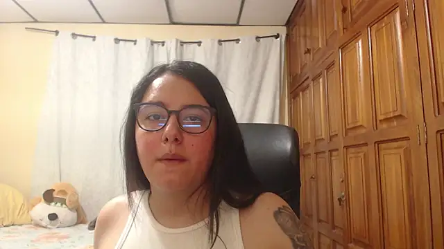 Snapshot of Venus_cat_ chatting on 05-17-26, 02:20 Venus cat online show from 05-17-26, 02:20