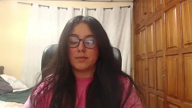 Snapshot of Venus_cat_ chatting on 05-27-26, 06:10 Venus cat online show from 05-27-26, 06:10