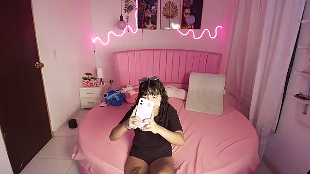 Sheyla vegas online show from 10-22-25, 03:40