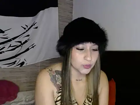 Snapshot of LV_MOONWOMAN chatting on 10-09-25, 04:32 LV MOONWOMAN online show from 10-09-25, 04:32
