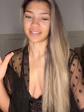 Snapshot of Honeyyyxo chatting on 10-24-25, 11:06 Honeyyyxo online show from 10-24-25, 11:06