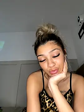 Snapshot of Honeyyyxo chatting on 11-01-25, 11:45 Honeyyyxo online show from 11-01-25, 11:45