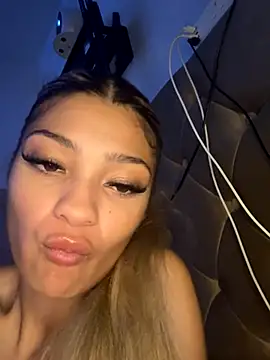 Snapshot of Honeyyyxo chatting on 11-02-25, 03:20 Honeyyyxo online show from 11-02-25, 03:20