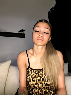 Snapshot of Honeyyyxo chatting on 11-05-25, 08:53 Honeyyyxo online show from 11-05-25, 08:53