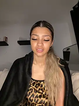 Snapshot of Honeyyyxo chatting on 11-07-25, 04:29 Honeyyyxo online show from 11-07-25, 04:29