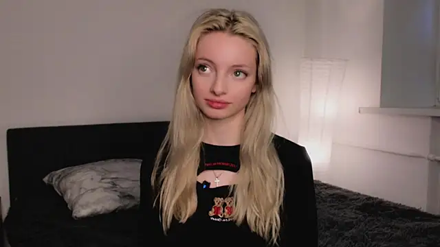 Snapshot of PocketDollX chatting on 10-02-25, 02:13 PocketDollX online show from 10-02-25, 02:13