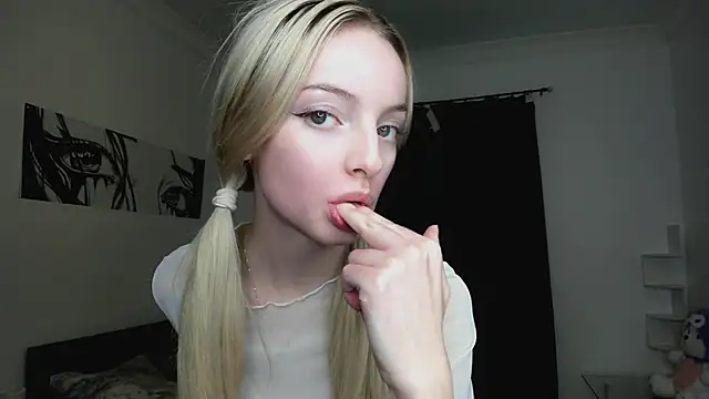 Snapshot of PocketDollX chatting on 10-23-25, 01:43 PocketDollX online show from 10-23-25, 01:43