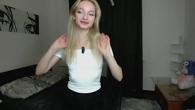 Snapshot of PocketDollX chatting on 10-24-25, 01:51 PocketDollX online show from 10-24-25, 01:51