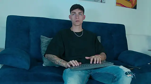 Snapshot of LukeSavagge chatting on 10-12-25, 04:33 LukeSavagge online show from 10-12-25, 04:33