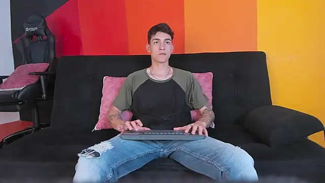 Snapshot of LukeSavagge chatting on 10-18-25, 08:53 LukeSavagge online show from 10-18-25, 08:53